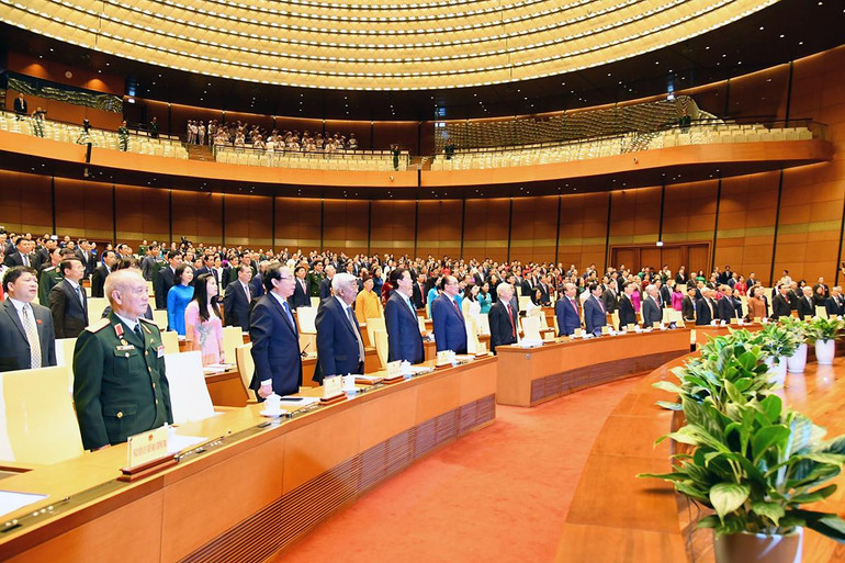 Các đại biểu cử hành nghi lễ chào cờ tại phiên khai mạc.