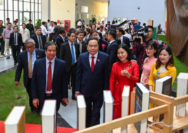 Phó Chủ tịch Thường trực Quốc hội Trần Thanh Mẫn, Bộ trưởng Giáo dục và Đào tạo Nguyễn Kim Sơn tham quan cơ sở của Đại học Quốc gia Hà Nội tại Hòa Lạc.