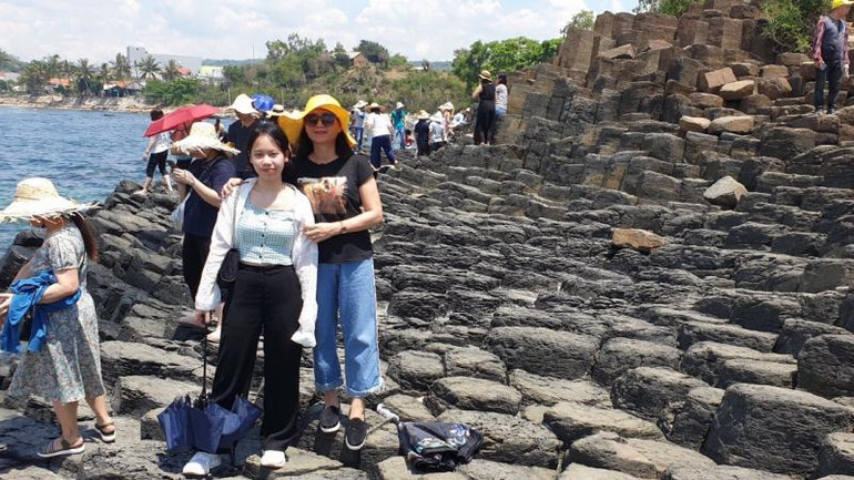 Khách tham quan tại Di tích quốc gia đặc biệt Gành Đá Đĩa Phú Yên. Khách tham quan tại Di tích quốc gia đặc biệt Gành Đá Đĩa Phú Yên.