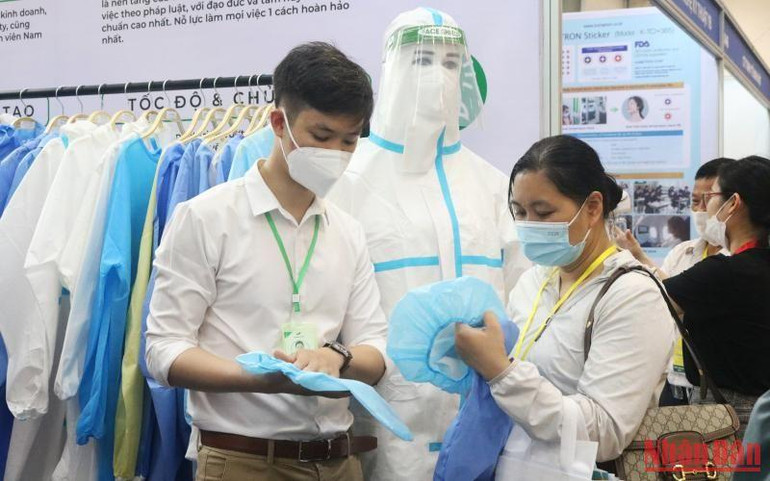 Khách tham quan sản phẩm đồ bảo hộ y tế tại gian hàng của Công ty cổ phần Sản xuất thương mại dệt may Nam Dương tại Triển lãm Y tế ở Thành phố Hồ Chí Minh. Khách tham quan sản phẩm đồ bảo hộ y tế tại gian hàng của Công ty cổ phần Sản xuất thương mại dệt may Nam Dương tại Triển lãm Y tế ở Thành phố Hồ Chí Minh.