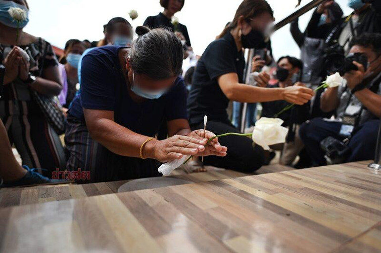 Nhiều người đã bật khóc nức nở khi đặt bông hoa tưởng niệm các nạn nhân. (Ảnh: Khaosod)