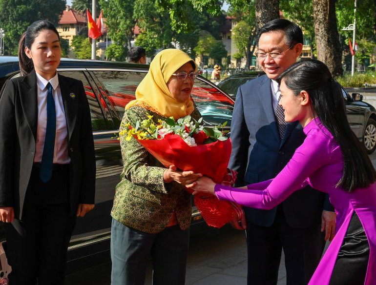 Nhân viên Văn phòng Quốc hội tặng hoa chào mừng Tổng thống Cộng hòa Singapore Halimah Yacob. Nhân viên Văn phòng Quốc hội tặng hoa chào mừng Tổng thống Cộng hòa Singapore Halimah Yacob.