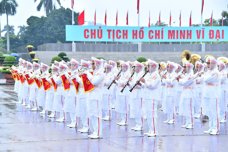 Đoàn Quân nhạc thực hiện nghi thức của lễ viếng trên Quảng trường Ba Đình.