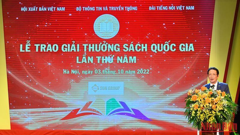 Chủ tịch Hội Xuất bản Việt Nam, Chủ tịch Hội đồng Giải thưởng Sách quốc gia Hoàng Vĩnh Bảo phát biểu tại lễ trao giải. Chủ tịch Hội Xuất bản Việt Nam, Chủ tịch Hội đồng Giải thưởng Sách quốc gia Hoàng Vĩnh Bảo phát biểu tại lễ trao giải.