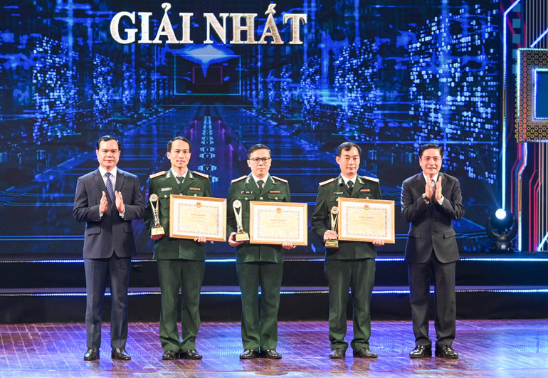 Chủ tịch Tổng Liên đoàn Lao động Việt Nam Nguyễn Đình Khang và Tổng Thư ký, Chủ nhiệm Văn phòng Quốc hội Bùi Văn Cường trao giải Nhất cho các tác giả, nhóm tác giả đoạt giải.