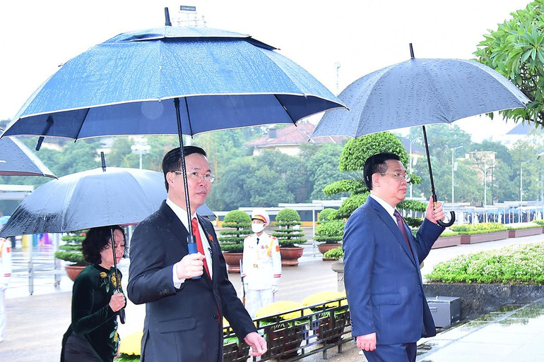 Chủ tịch Quốc hội Vương Đình Huệ, Thường trực Ban Bí thư Võ Văn Thưởng, Trưởng Ban Tổ chức Trung ương Trương Thị Mai vào Lăng viếng Chủ tịch Hồ Chí Minh.