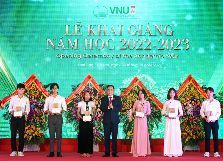 Phó Chủ tịch Thường trực Quốc hội Trần Thanh Mẫn tặng quà cho các tân sinh viên là Thủ khoa tại Đại học Quốc gia Hà Nội.