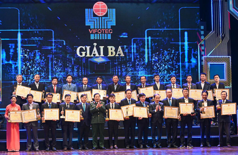 Thứ trưởng Quốc phòng Lê Huy Vịnh và Phó Trưởng ban Thường trực Ban Dân vận Trung ương Phạm Tất Thắng trao giải Ba cho các tác giả, nhóm tác giả đoạt giải.