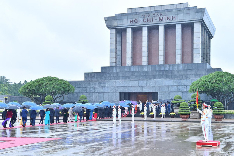 Các đoàn đại biểu Quốc hội vào Lăng viếng Chủ tịch Hồ Chí Minh trước khi tham dự phiên họp trù bị.