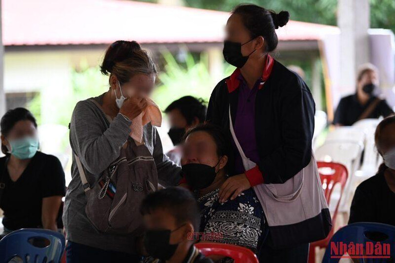 Họ hàng và bạn bè an ủi, động viên gia đình các nạn nhân. (Ảnh: Khaosod)