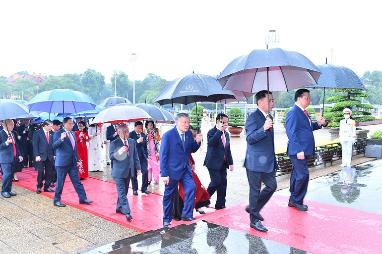 Các đồng chí lãnh đạo Đảng, Nhà nước, Quốc hội vào Lăng viếng Chủ tịch Hồ Chí Minh.