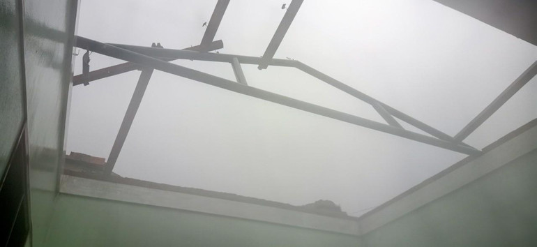 Một ngôi nhà chỉ còn trơ khung mái.