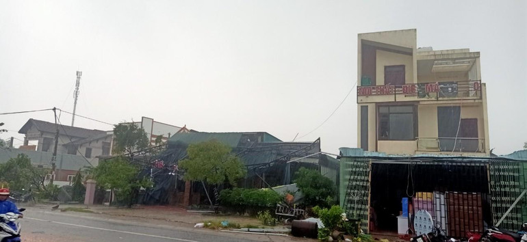 Cơn lốc đã làm 120 nhà dân, 180 quầy hàng, ki-ốt sập, tốc mái.