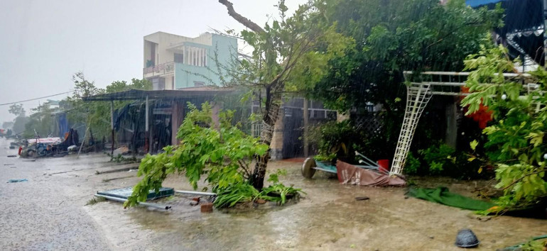 Cơn lốc cũng làm 3 người bị thương.