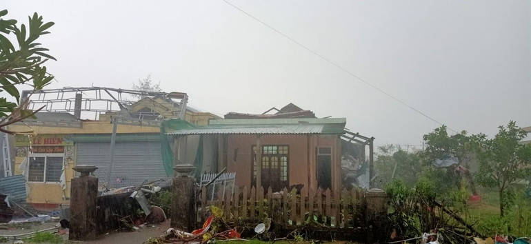 Nhiều ngôi nhà bị hư hại nặng.