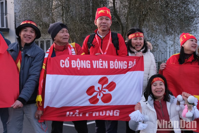 Một thành viên của Hội cổ động viên bóng đá Hải Phòng cũng có mặt tại sân Waikato ngày hôm nay. (Ảnh: ĐỖ ĐẠT)