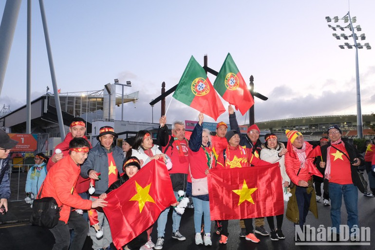 Hòa chung niềm hân hoan của hai hội cổ động viên. (Ảnh: ĐỖ ĐẠT)