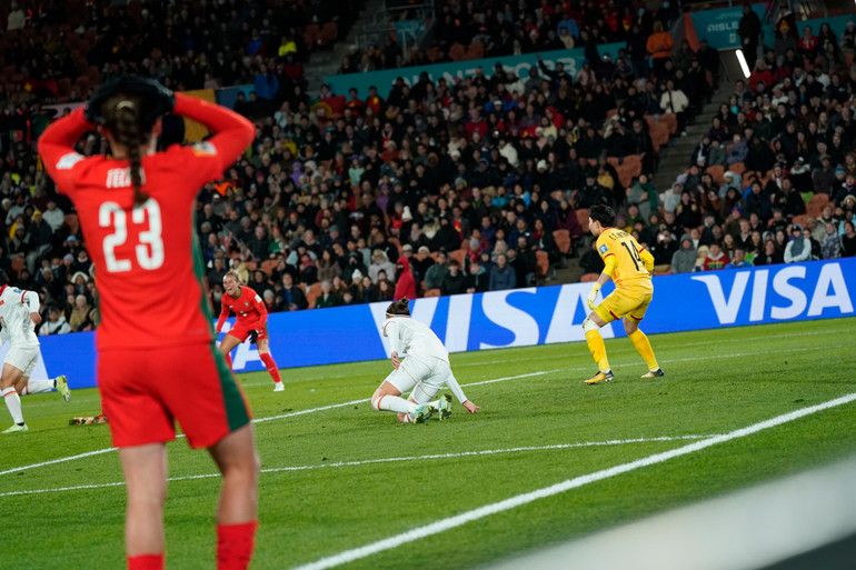 Thủ môn Kim Thanh tiếp tục là cầu thủ bận rộn nhất của Việt Nam khi liên tục đối diện những pha dứt điểm của cầu thủ Bồ Đào Nha.