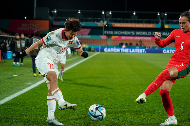 Nguyễn Thị Bích Thủy trong một pha tranh chấp.