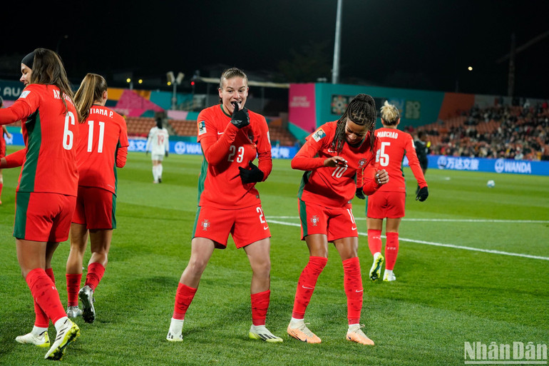 Các cầu thủ nữ Bồ Đào Nha ăn mừng bàn thắng mở tỷ số.
