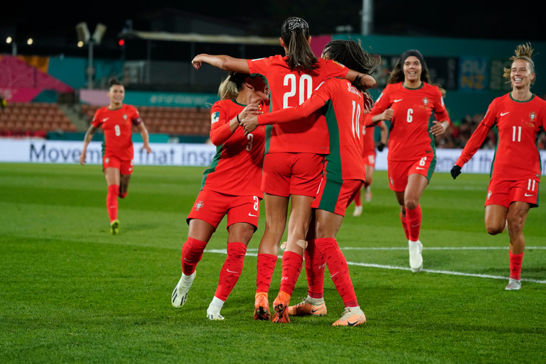 Các cầu thủ nữ Bồ Đào Nha ăn mừng bàn thắng thứ hai.