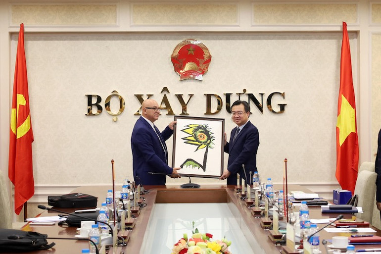 Bộ trưởng Rene Mesa Villafana tặng quà Bộ trưởng Nguyễn Thanh Nghị.