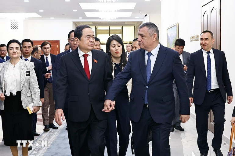 Chủ tịch Hạ viện Uzbekistan Nuriddinjon Ismailov đón Chủ tịch Quốc hội Trần Thanh Mẫn. (Ảnh: DOÃN TẤN/TTXVN) Chủ tịch Hạ viện Uzbekistan Nuriddinjon Ismailov đón Chủ tịch Quốc hội Trần Thanh Mẫn. (Ảnh: DOÃN TẤN/TTXVN)