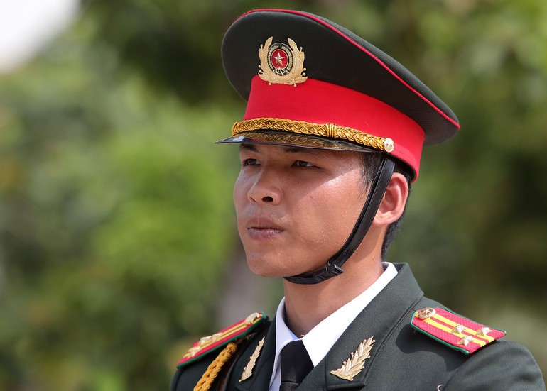 Đội hình tập luyện dưới nắng 35-37 độ C với cường độ dày đặc khiến các chiến sĩ cảnh sát và ngựa đều gặp nhiều khó khăn, mất sức. Đội hình tập luyện dưới nắng 35-37 độ C với cường độ dày đặc khiến các chiến sĩ cảnh sát và ngựa đều gặp nhiều khó khăn, mất sức.