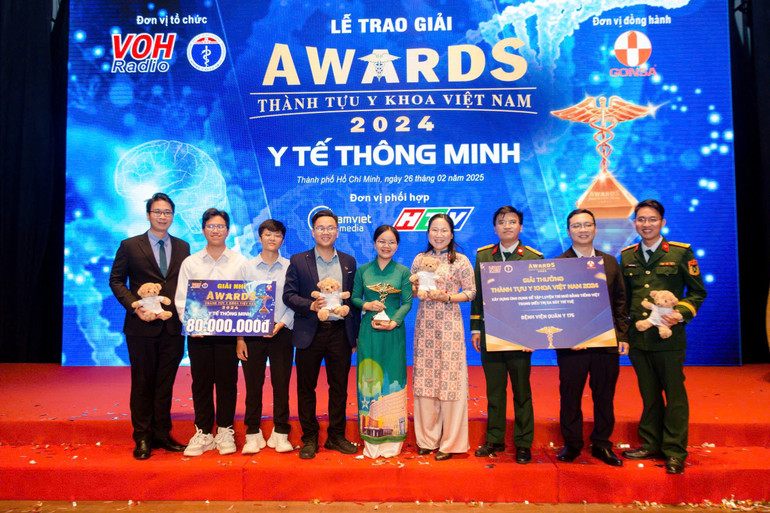 Tiến sĩ Hà Thị Thanh Hương (đứng thứ 4 từ phải sang) cùng nhóm cộng sự thực hiện dự án BrainTrain được vinh danh.