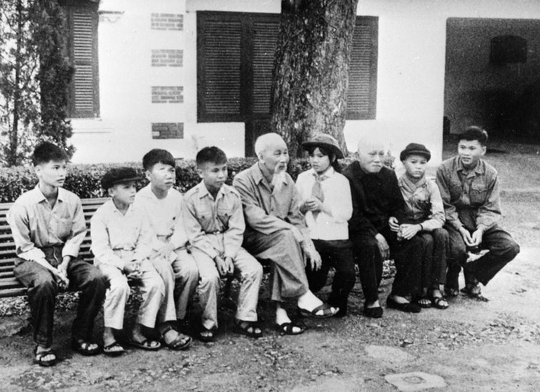 Bác Hồ với các cháu thiếu nhi là dũng sĩ diệt Mỹ ở miền nam ra thăm miền bắc, tháng 2/1969. (Nguồn: TTXVN)