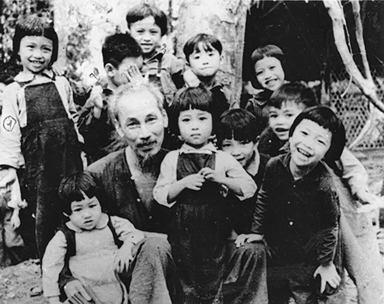 Bác Hồ đến thăm trường mẫu giáo nội trú đầu tiên của quân đội tại Việt Bắc nhân dịp sinh nhật Người, ngày 19/5/1953. (Ảnh: Tư liệu TTXVN)