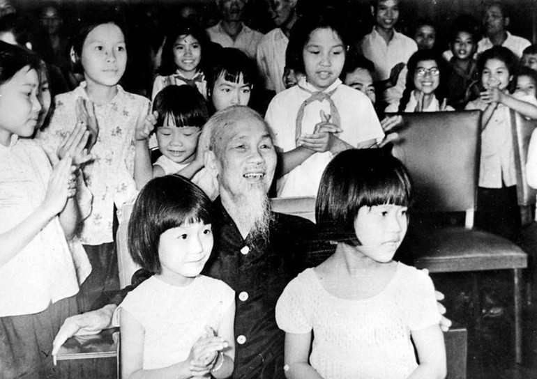 Thiếu nhi Thủ đô quây quần bên Bác Hồ trong Tết Thiếu nhi 1/6 năm 1969. (Nguồn: TTXVN)