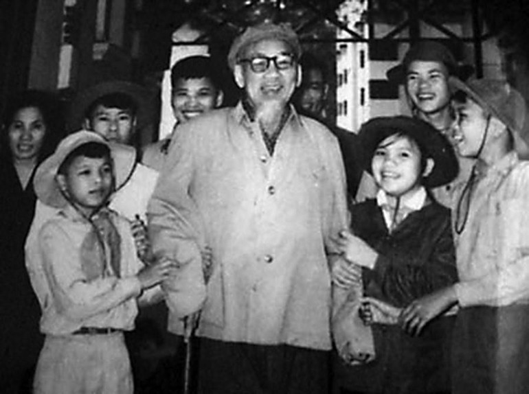 Bác Hồ với thiếu nhi trong đoàn dũng sĩ miền nam ra thăm miền bắc, ngày 13/2/1969. (Ảnh: Tư liệu/TTXVN)