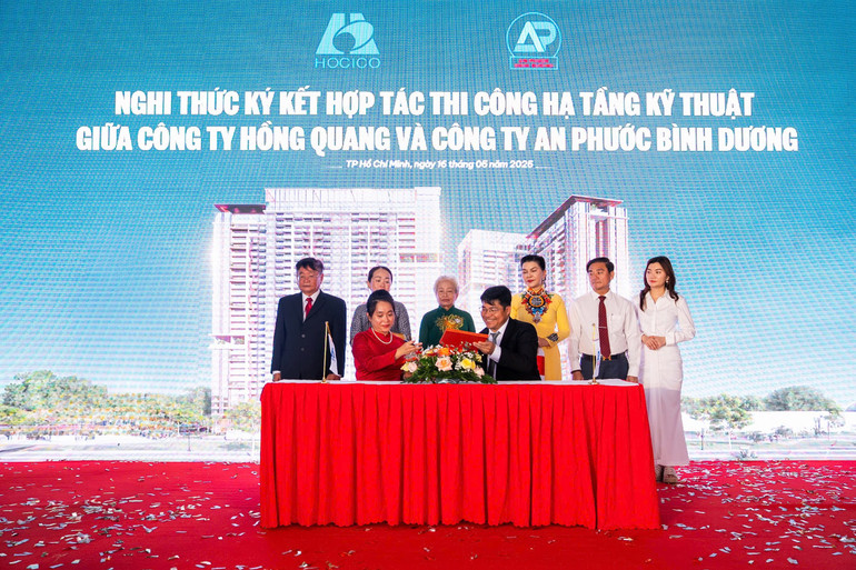 Ông Nguyễn Phú Đức - Thành viên HĐQT Kim Oanh Group, Tổng Giám đốc Công ty cổ phần Đầu tư và Phát triển Kim Oanh Thành Phố Hồ Chí Minh và bà Trương Thị Hồng Hà - Tổng Giám đốc Công ty cổ phần Xây dựng công trình và Đầu tư địa ốc Hồng Quang - thực hiện nghi thức ký kết hợp tác phát triển hai dự án căn hộ tại lô 13A thuộc khu chức năng số 13 khu đô thị mới nam Thành phố Hồ Chí Minh và dự án chung cư tại quận Bình Tân.
