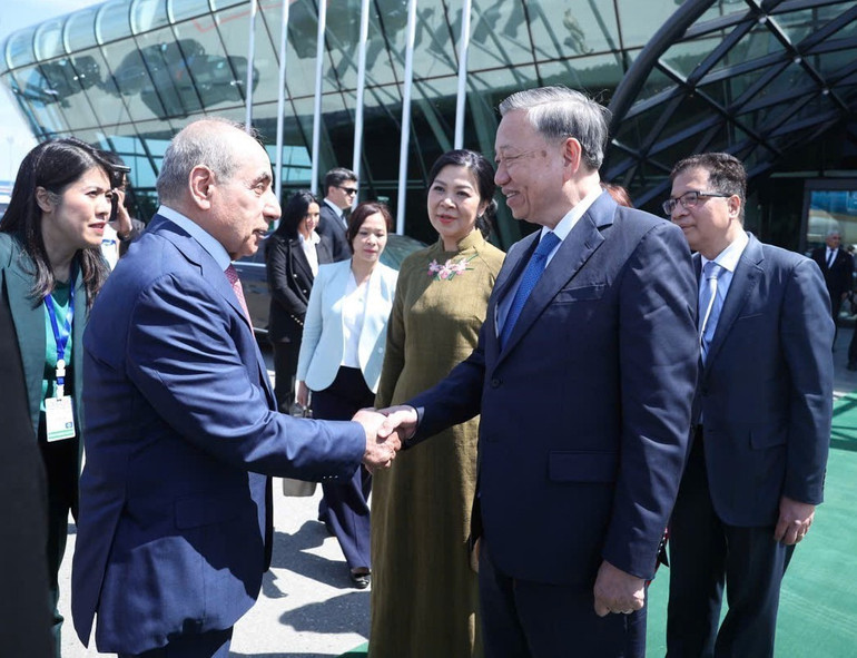 Phó Thủ tướng thứ nhất Azerbaijan Yagub Eyyubov tiễn Tổng Bí thư Tô Lâm và Phu nhân tại Sân bay quốc tế Heydar Aliyev, Thủ đô Baku. (Ảnh: THỐNG NHẤT/TTXVN)
