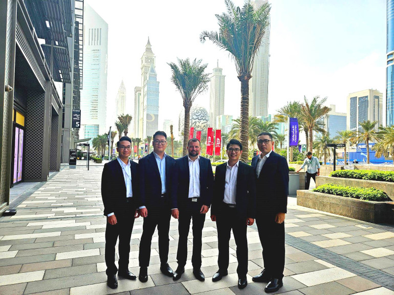 Với trình độ chuyên môn cao, Hoàng Khắc Hiếu (đứng thứ 2 từ trái sang) đã tham gia chủ trì và triển khai nhiều dự án công nghệ thông tin lớn góp phần thiết thực xây dựng và phát triển đất nước.