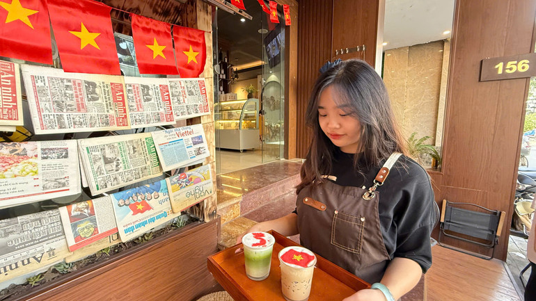 Các món đồ uống được biến tấu với hình ảnh lá cờ quốc kỳ, bản đồ Việt Nam vừa ý nghĩa, vừa tạo điểm nhấn thu hút.