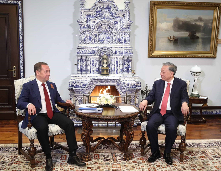 Tổng Bí thư Tô Lâm hội kiến với Chủ tịch Đảng nước Nga Thống nhất, Phó Chủ tịch Hội đồng An ninh Liên bang Nga Dmitry Medvedev. (Ảnh: THỐNG NHẤT/TTXVN)