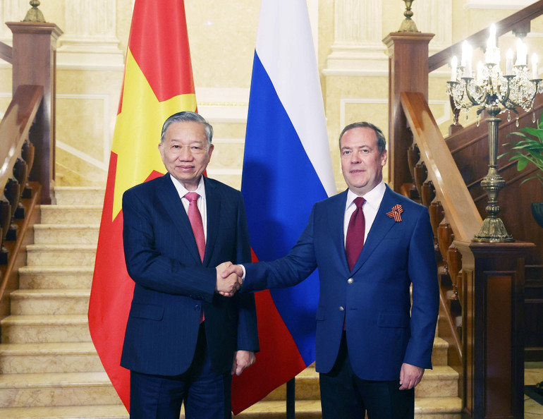 Tổng Bí thư Tô Lâm và Chủ tịch Đảng nước Nga Thống nhất, Phó Chủ tịch Hội đồng An ninh Liên bang Nga Dmitry Medvedev. (Ảnh: THỐNG NHẤT/TTXVN)