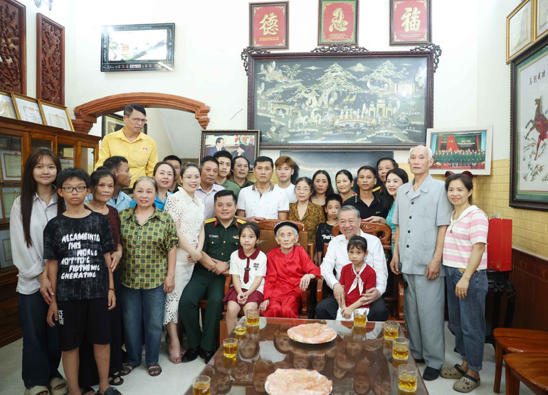 Tổng Bí thư Tô Lâm với gia đình Mẹ Việt Nam Anh hùng Lê Thị Sáu. (Ảnh: THỐNG NHẤT/TTXVN)