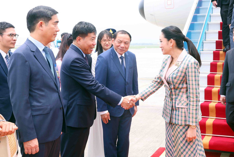 Lễ đón Thủ tướng Thái Lan Paetongtarn Shinawatra tại Sân bay Quốc tế Nội Bài, Hà Nội. Lễ đón Thủ tướng Thái Lan Paetongtarn Shinawatra tại Sân bay Quốc tế Nội Bài, Hà Nội.