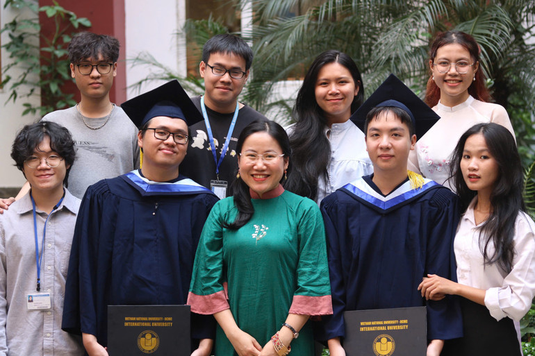 Tiến sĩ Hà Thị Thanh Hương, Trưởng bộ môn Y học tái tạo, Trưởng Phòng thí nghiệm sức khỏe não bộ, Trường Đại học Quốc tế, Đại học Quốc gia Thành phố Hồ Chí Minh cùng các sinh viên Khoa Kỹ thuật Y sinh.