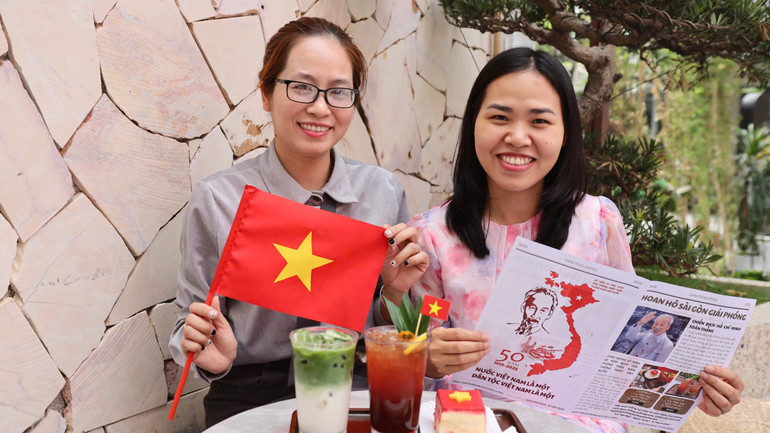 Người dân hào hứng check-in lưu giữ khoảnh khắc đáng nhớ tại các quán cà-phê.