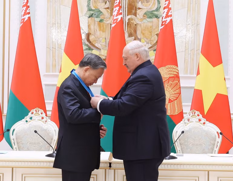 Tổng thống Belarus Aleksandr Lukashenko trao tặng Huân chương Hữu nghị các dân tộc của Belarus cho Tổng Bí thư Tô Lâm. (Ảnh: THỐNG NHẤT/TTXVN)