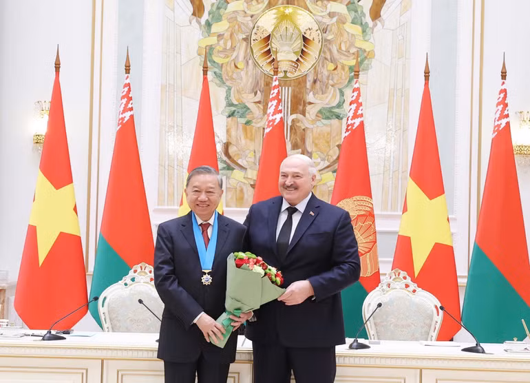 Tổng thống Belarus Aleksandr Lukashenko trao tặng Huân chương Hữu nghị các dân tộc của Belarus cho Tổng Bí thư Tô Lâm. (Ảnh: THỐNG NHẤT/TTXVN)