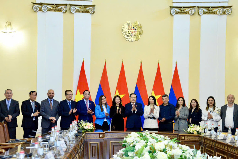 Chủ tịch Quốc hội Trần Thanh Mẫn chụp ảnh lưu niệm với các thành viên Nhóm Nghị sĩ hữu nghị Armenia-Việt Nam. (Ảnh: LÊ TUYẾT/VOV)