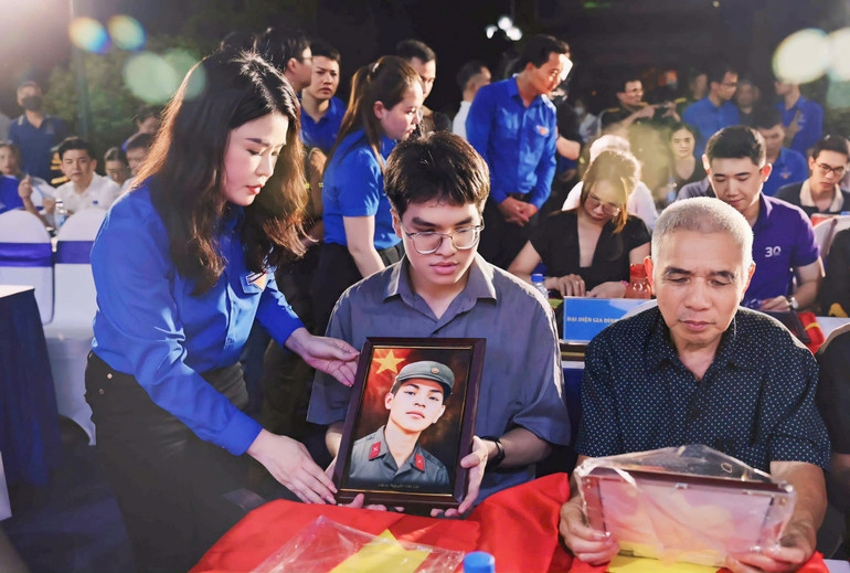 Bí thư Thành đoàn Hà Nội Chu Hồng Minh tham gia các hoạt động của tuổi trẻ hướng về cội nguồn, tri ân các anh hùng, liệt sĩ.