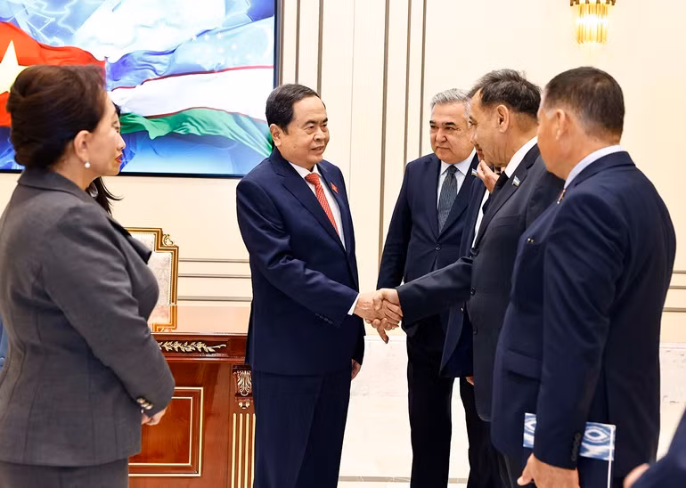 Chủ tịch Quốc hội Trần Thanh Mẫn với các thành viên đoàn Uzbekistan. Ảnh: DOÃN TẤN/TTXVN