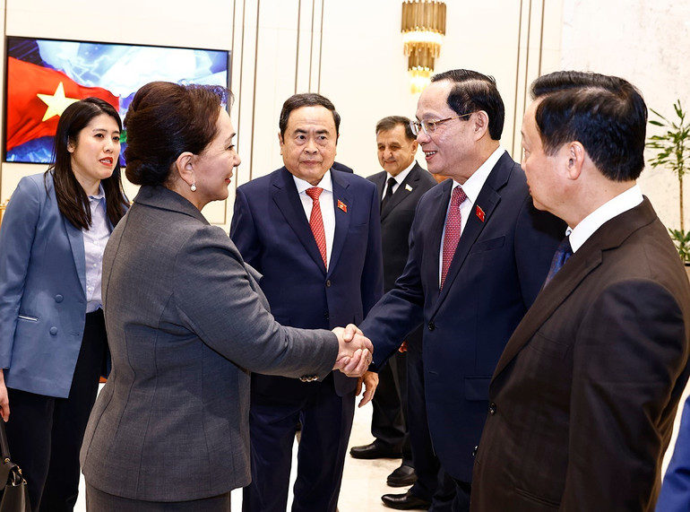 Chủ tịch Thượng viện Uzbekistan Tanzila Narbaeva với các thành viên đoàn Việt Nam. Ảnh: DOÃN TẤN/TTXVN Chủ tịch Thượng viện Uzbekistan Tanzila Narbaeva với các thành viên đoàn Việt Nam. Ảnh: DOÃN TẤN/TTXVN