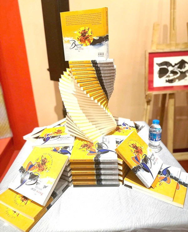 Thi phẩm “Ban mai thơm mắt nắng” được giới thiệu tại buổi ra mắt. (Ảnh: KIM THOA) Thi phẩm “Ban mai thơm mắt nắng” được giới thiệu tại buổi ra mắt. (Ảnh: KIM THOA)